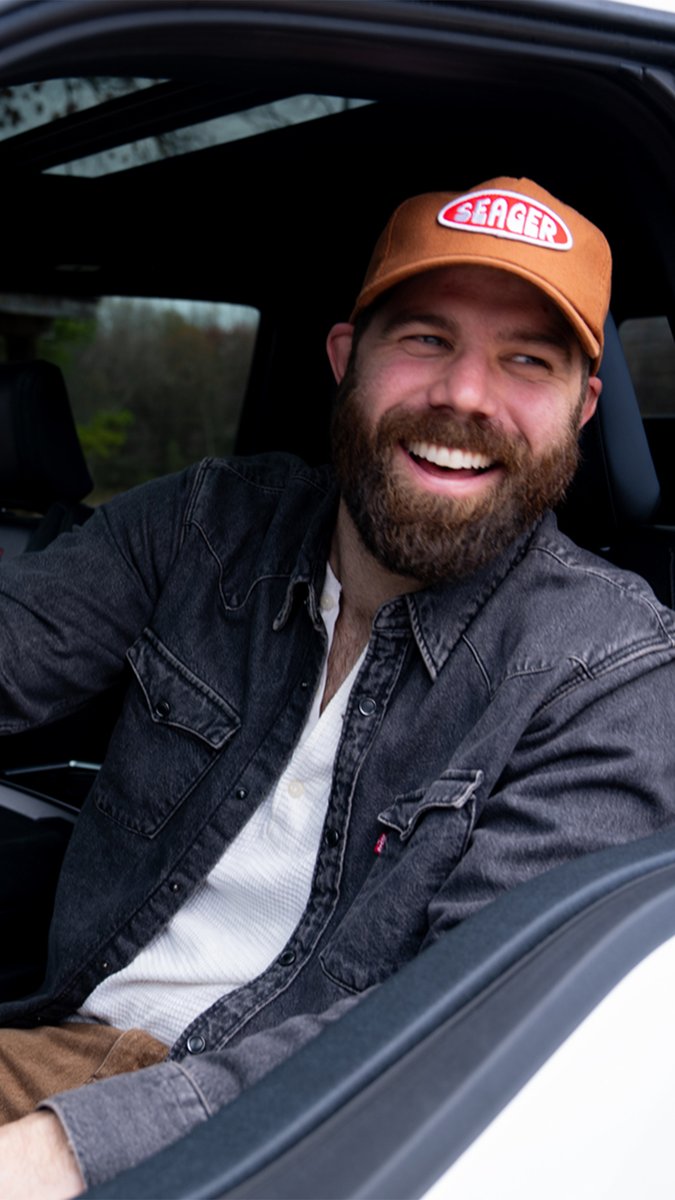 Want to win @JordanCWDavis Ford Raptor R? 👊 This truck offers luxurious comfort, including ventilated & heated seats, a touchscreen infotainment system, & a large sunroof. Enter to win it, plus get a chance to meet Jordan on his #DamnGoodTime Tour: onecountry.com/jordan 🤝