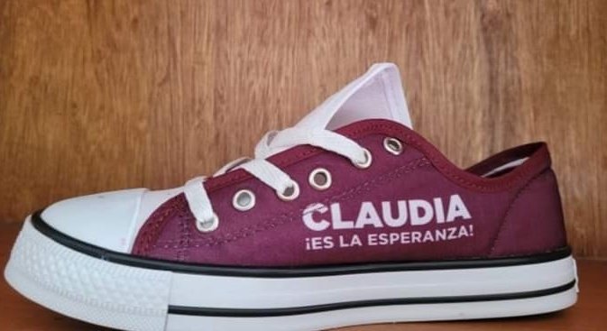 donpalabras_mx's tweet photo. Ese momento cuando crees que encontraste unos tenis con la imagen de #EsTeo, pero resulta que son unos de #EsCalca
🙄 https://t.co/TQGR3To0wL