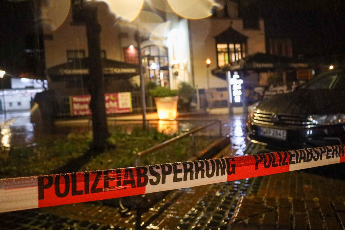 Fotoflo112's tweet photo. #Versuchtes #Tötungsdelikt in #Neustadt am Rübenberge. Donnerstagabend stach ein 61-Jähriger auf eine 53-Jährige Bedienung eines #Irish Pub an der Marktstraße ein. Die 53-Jährige kam mit #lebensbedrohlichen #Verletzungen ins #Krankenhaus. https://t.co/DhomzDqyFL