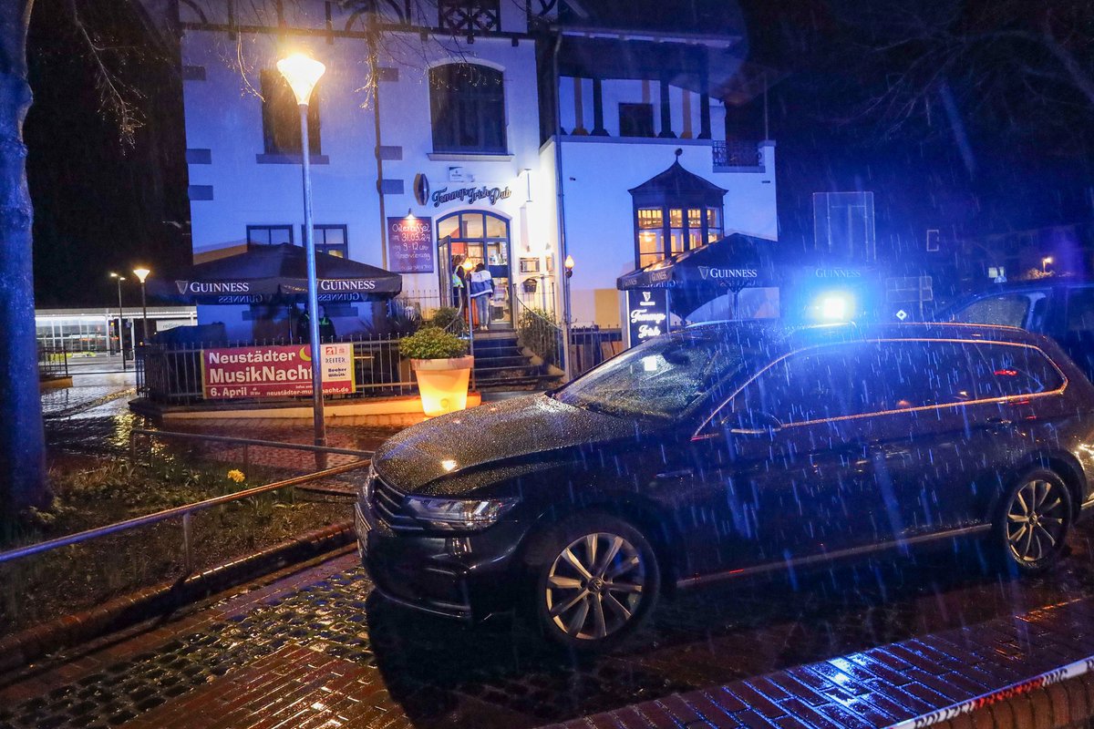 Fotoflo112's tweet photo. #Versuchtes #Tötungsdelikt in #Neustadt am Rübenberge. Donnerstagabend stach ein 61-Jähriger auf eine 53-Jährige Bedienung eines #Irish Pub an der Marktstraße ein. Die 53-Jährige kam mit #lebensbedrohlichen #Verletzungen ins #Krankenhaus. https://t.co/DhomzDqyFL