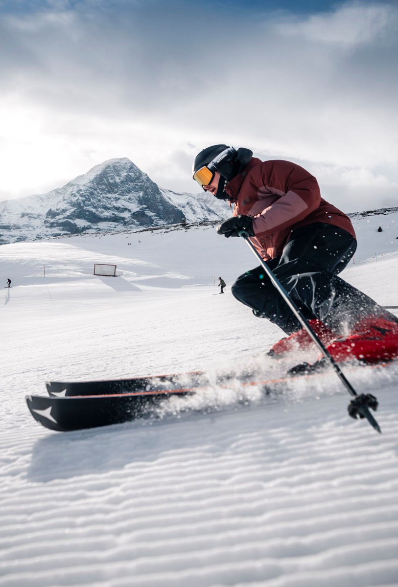 Friday I'm in love 🌻 In Grindelwald you can still ski while the flowers are sprouting in the village and the Spring fever is setting in ⛷️ bit.ly/SlopeData24 Please check the slope data beforehand ❄️ Will you be the first one on the piste? ☀️ 📸 instagram.com/jcadosch