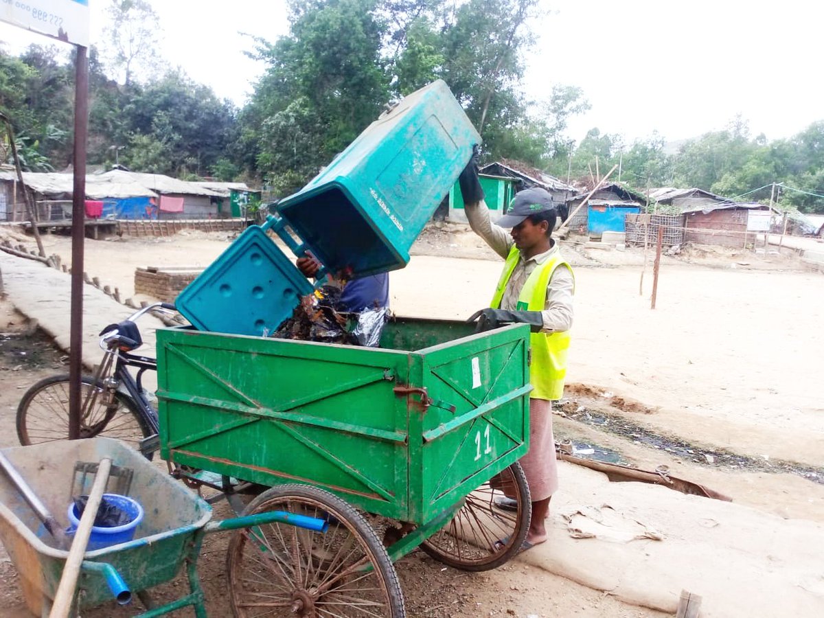 The daily workers!!! They do hard work and cleaning up the dirty areas of the refugees camp Bangladesh and keeping the environment safe and let us stay healthy. #RohingyaWorker #Rohingya @ayubkhan_dkl @JFR_Rohingya @SavetheChildren