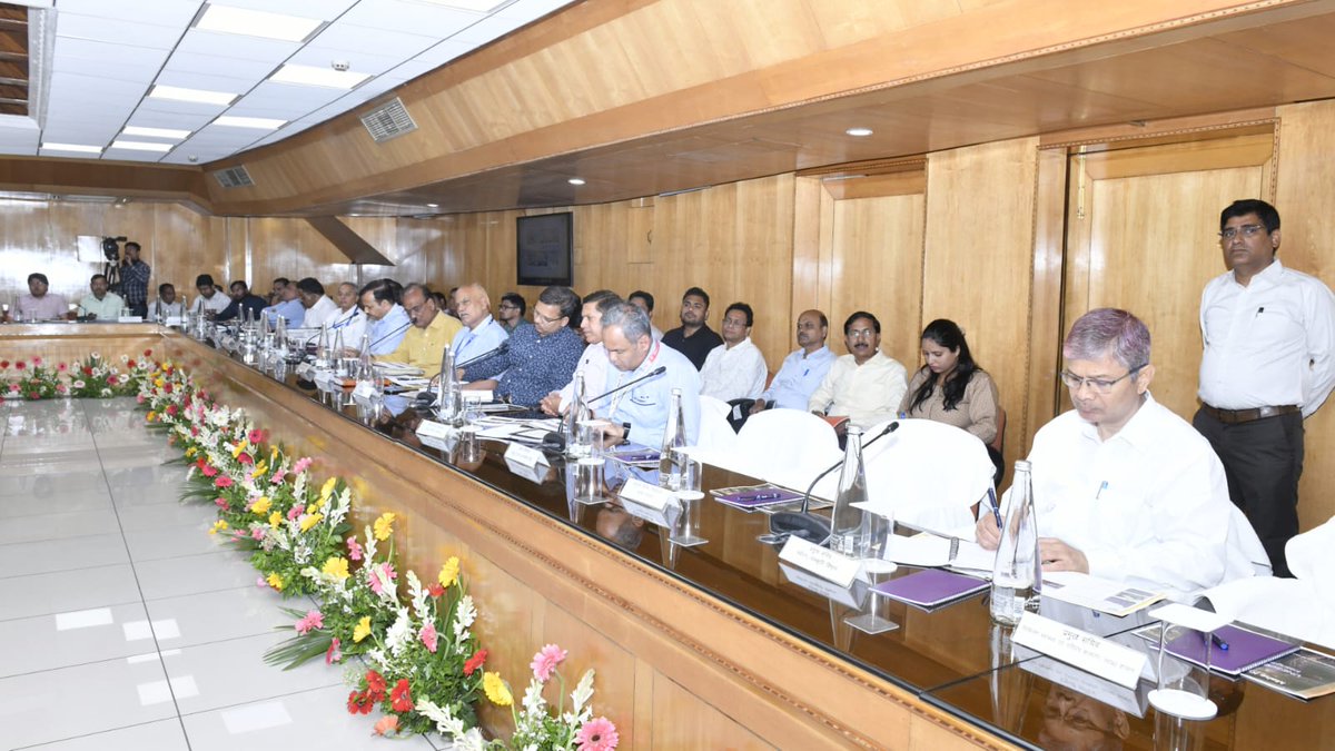 कल लखनऊ स्थित योजना भवन में कुम्भ 2025 के आयोजन के संबंध में ऐसे अधिकारियों, जिन्होंने पूर्व वर्षों के कुम्भ यानि 12 वर्षों वाले महाकुम्भ में विभिन्न जिम्मेदारियों को निभाया था, के साथ उनका अनुभव वर्तमान में इन जिम्मेदारियों में लगे अधिकारियों की उपस्थिति में साझा की गयी।