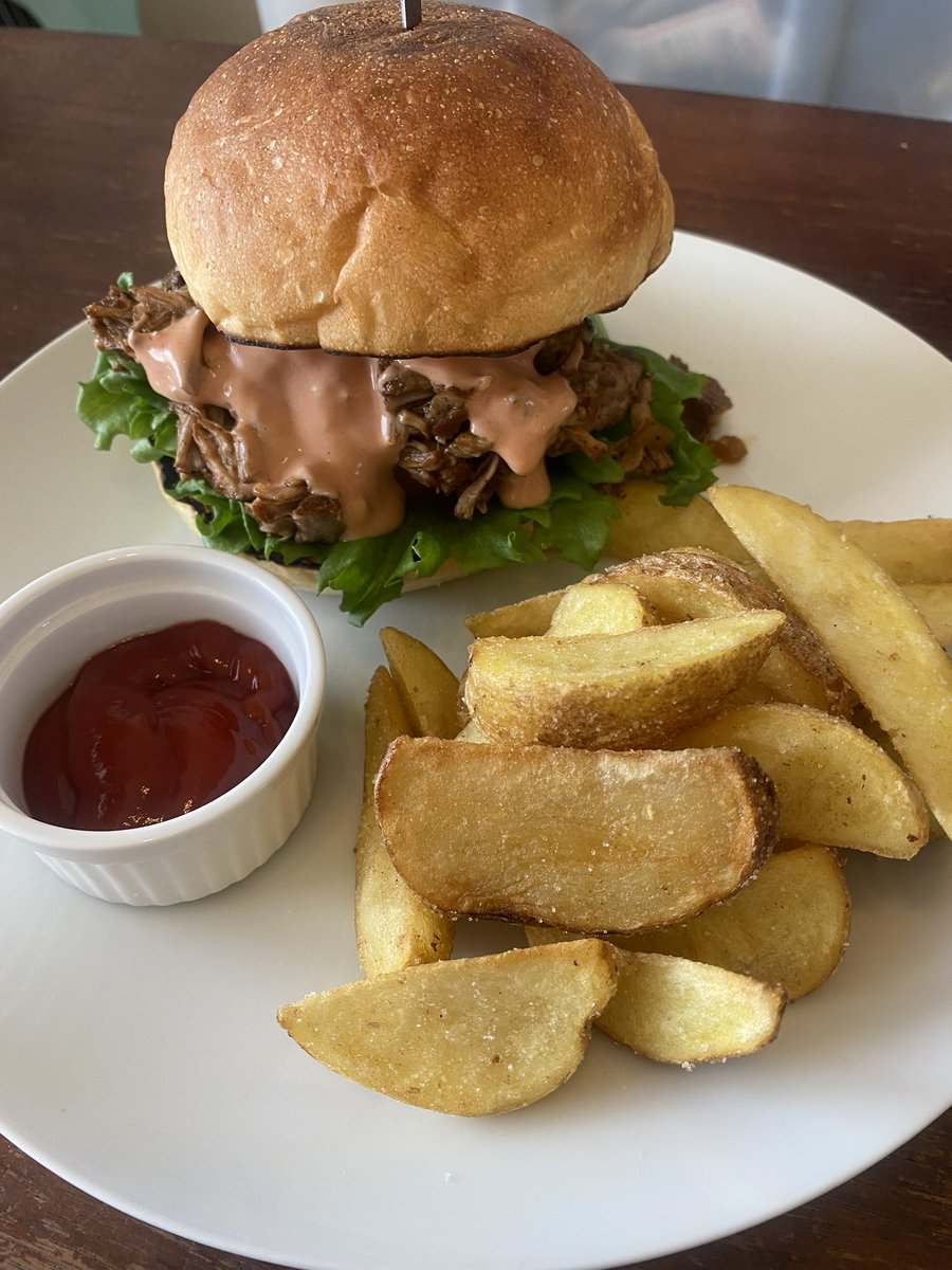 ozawa1013's tweet image. たまに自宅で作るハンバーガー🍔
&quot;Pulled pork hamburger&quot;
以外に手間がかかる為
お休みの日限定です。
ホークで崩れるまで煮込みますの
で時間に余裕が必要、アメリカでは
ポピュラーな料理🥘ですね
日本では余り見かけません
#hamburger
#pulledporkburger