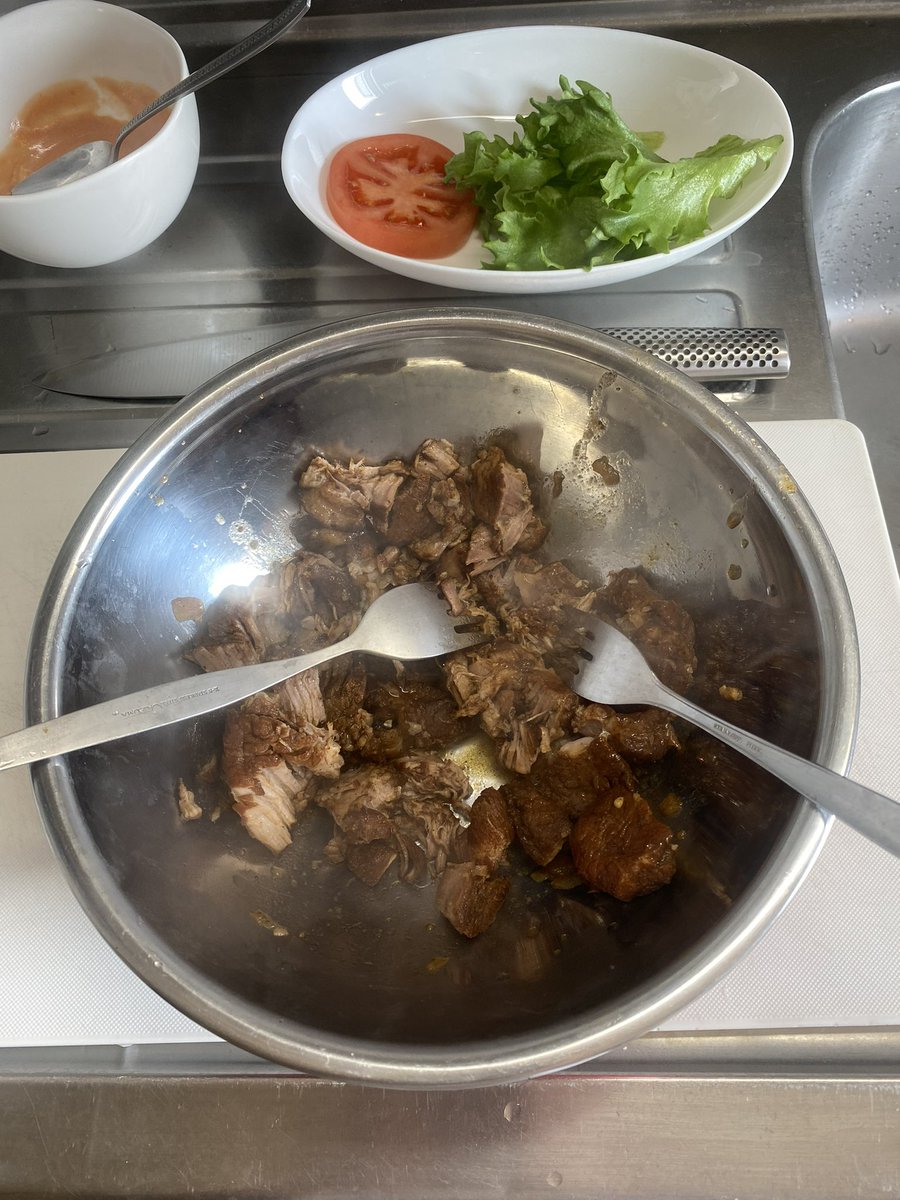 ozawa1013's tweet image. たまに自宅で作るハンバーガー🍔
&quot;Pulled pork hamburger&quot;
以外に手間がかかる為
お休みの日限定です。
ホークで崩れるまで煮込みますの
で時間に余裕が必要、アメリカでは
ポピュラーな料理🥘ですね
日本では余り見かけません
#hamburger
#pulledporkburger