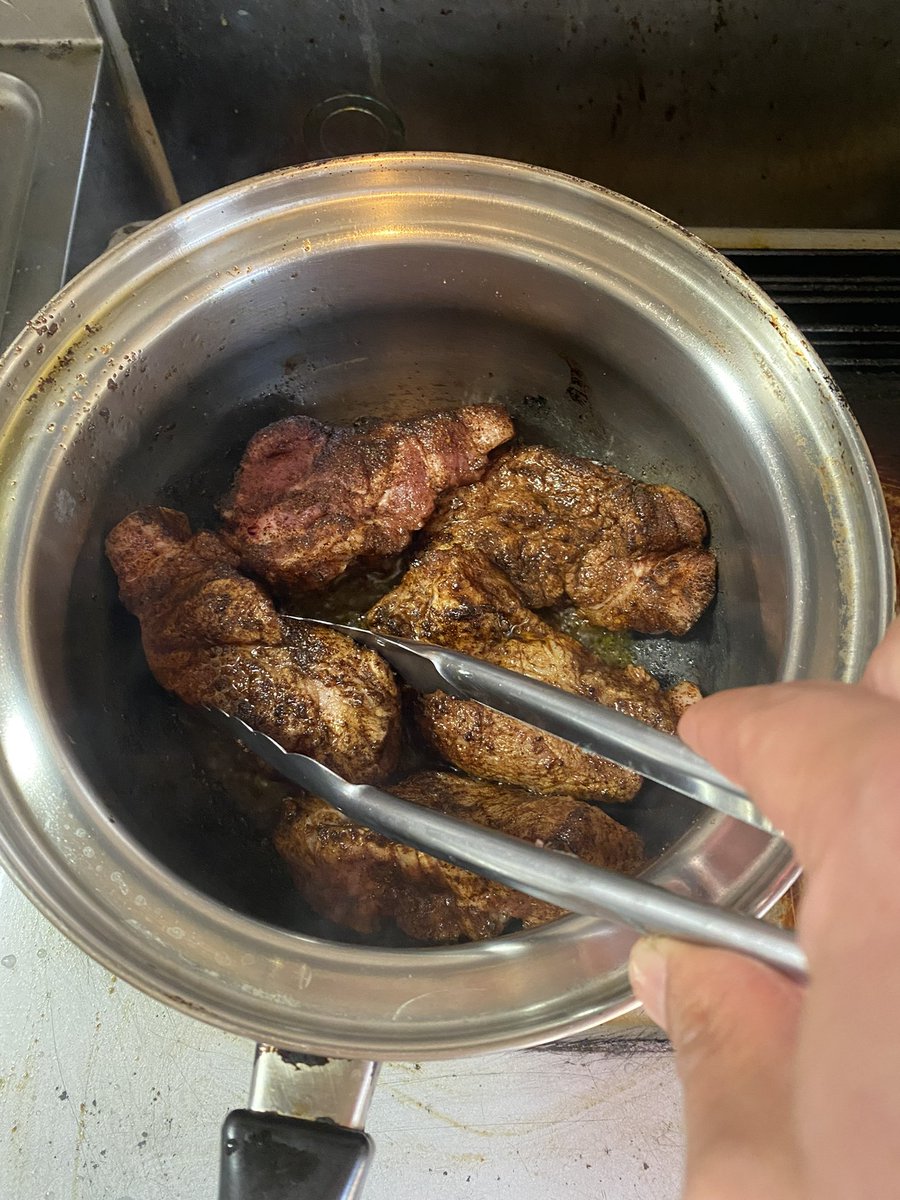 ozawa1013's tweet image. たまに自宅で作るハンバーガー🍔
&quot;Pulled pork hamburger&quot;
以外に手間がかかる為
お休みの日限定です。
ホークで崩れるまで煮込みますの
で時間に余裕が必要、アメリカでは
ポピュラーな料理🥘ですね
日本では余り見かけません
#hamburger
#pulledporkburger