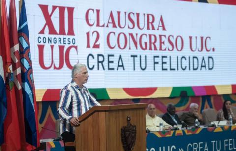 Una organización juvenil de vanguardia, en #Cuba, tiene que llevar consigo los símbolos y la historia que los trajo hasta aquí; pero también tiene el deber ineludible de sumar nuevos capítulos a esa historia. @DiazCanelB en clausura del XII Congreso UJC presidencia.gob.cu/es/presidencia…