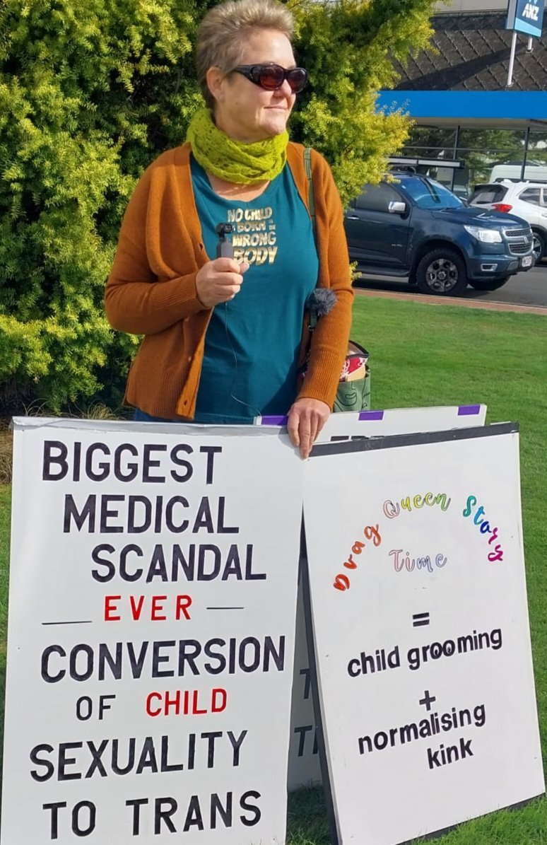 It's a sunny #TerfyFriday in Feilding. Overwhelming support today, only 2 nasty people. We had hoots & toots & 👍 and an enlightening conversation with a Māori grandfather whose extended family won't have any of the 'gender' lies. 
#ChildSafeguarding
#WomenAreHuman
#SexMatters