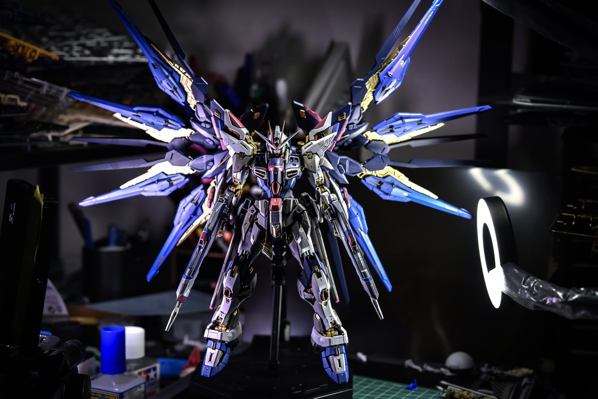 puras9211's tweet photo. これからガンプラ撮影を始める方へ、私のざっくりとした撮影工程です、何か少しでもご参考になれば幸いです📸
・撮影は基本夜、部屋は暗く
・充電式のLED照明で被写体を挟むようにクロスでライティング
・好みの陰影になるようLEDの高さ、被写体の角度、奥行を微調整
・大きな武器やシールドで光が遮断される場合はレフ板で補助光入れ
・一眼レフで被写体が白飛びしない程度に設定して色んな角度からたくさん撮影
・厳選の1枚を選定
・画像の明度等を画像編集アプリ、ソフトでレタッチ

#ガンプラ