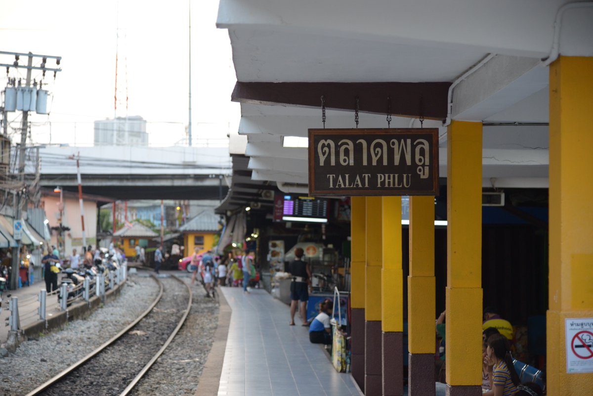 hamzterzkub's tweet photo. สถานีรถไฟตลาดพลู กับมุมมองเดียวกับในหนัง #หลานม่า 
ชานชาลาฝั่งไปวงเวียนใหญ่ ร้านโจ๊กของอาม่า
สะพานรถไฟที่ม่าเดินข้ามไปมาตลอดในเรื่อง
และชานชาลาสถานีในตอนต้นเรื่อง https://t.co/9CvYvqwu8L