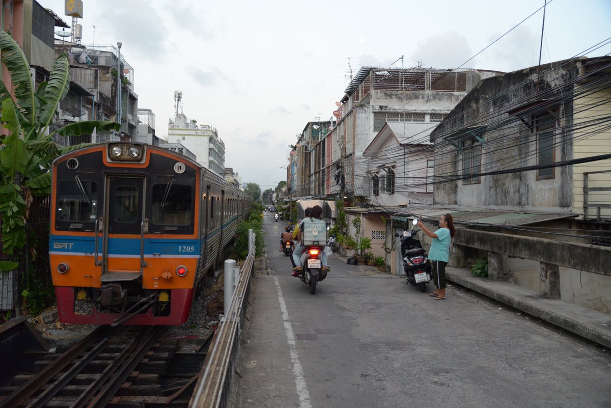 hamzterzkub's tweet photo. สถานีรถไฟตลาดพลู กับมุมมองเดียวกับในหนัง #หลานม่า 
ชานชาลาฝั่งไปวงเวียนใหญ่ ร้านโจ๊กของอาม่า
สะพานรถไฟที่ม่าเดินข้ามไปมาตลอดในเรื่อง
และชานชาลาสถานีในตอนต้นเรื่อง https://t.co/9CvYvqwu8L