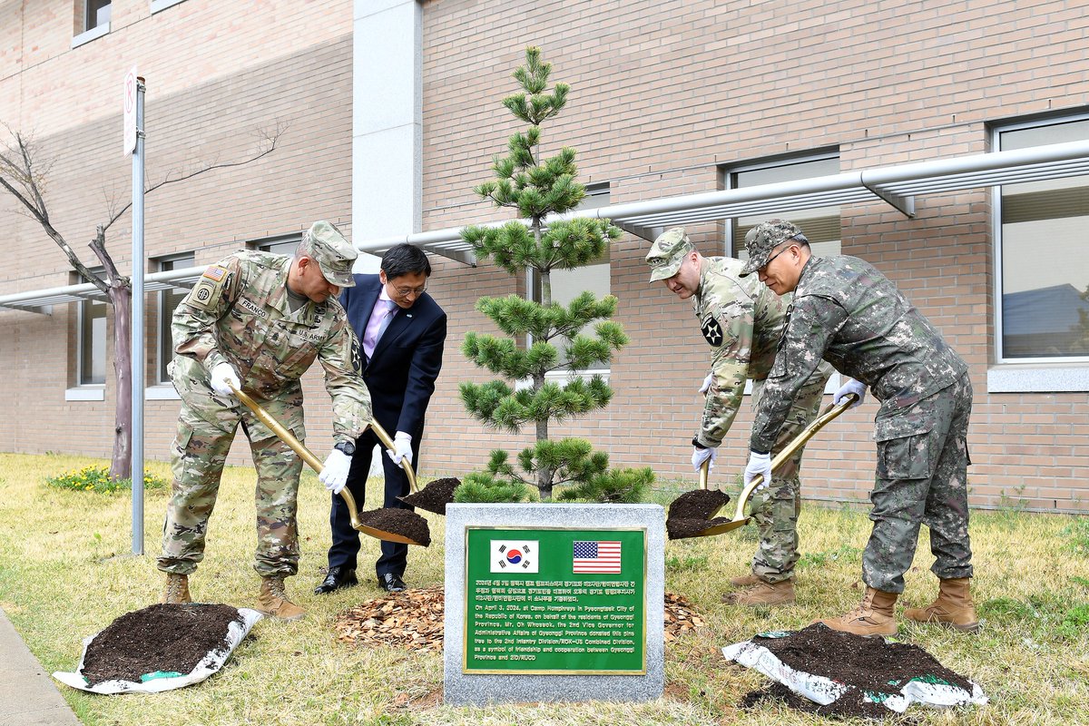 2INFDIV's tweet image. 𝐀𝐫𝐛𝐨𝐫 𝐃𝐚𝐲
The 2nd Infantry Division/ROK-U.S. Combined Division commemorated the 2024 Arbor Day Tree Planting ceremony with Vice Governor Oh, Who Seok, Gyeonggi Province, as part of the Good Neighbor Program.