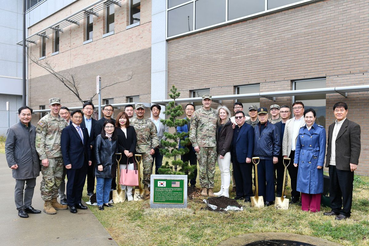 2INFDIV's tweet image. 𝐀𝐫𝐛𝐨𝐫 𝐃𝐚𝐲
The 2nd Infantry Division/ROK-U.S. Combined Division commemorated the 2024 Arbor Day Tree Planting ceremony with Vice Governor Oh, Who Seok, Gyeonggi Province, as part of the Good Neighbor Program.