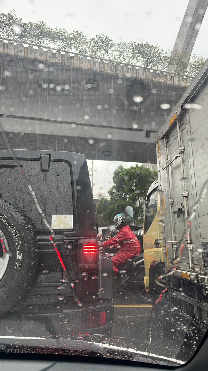grngnwn's tweet photo. dari jam 10.40 macet di perempatan pancoran, mana nih polisi @TMCPoldaMetro tolong atur https://t.co/GQtGEKAwYo