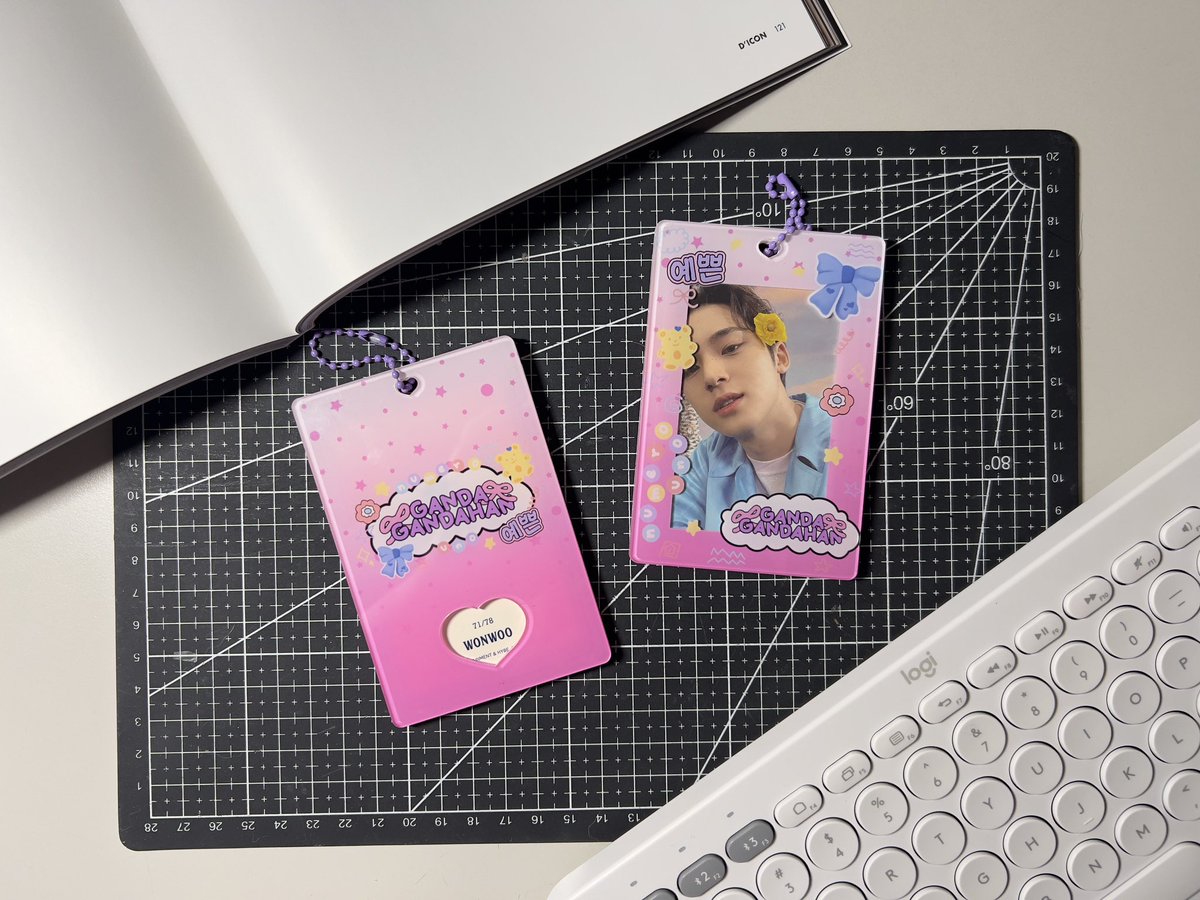 ୨ৎ Ganda Gandahan Cahol ୨ৎ 

wts lfb 

until 04.19

₱ 300 ea all in + lsf 

DOP: payo / 50% dp; rembal once onhand 

ETA:  3-4 weeks after forms close

# poca holder photocard holder wts ph custom acrylic pc holder coquette pink seventeen kpop txt ive lesserafim wonwoo koket