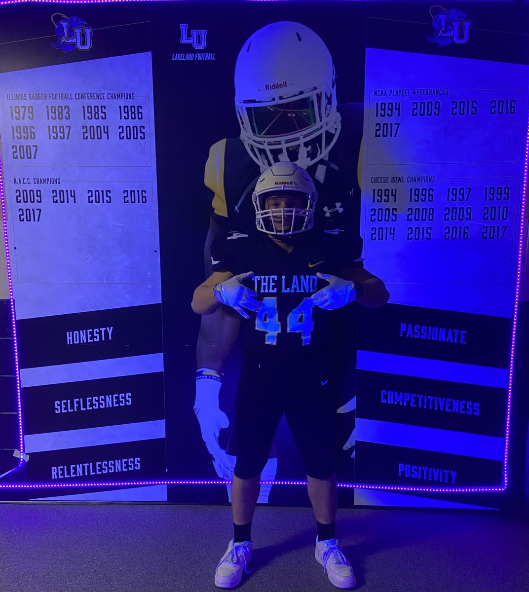 Big shoutout to <a href="/CoachLehto/">Joey Lehto</a> and <a href="/LUCoachBruton/">Colin Bruton</a> and the entire Lakeland Coaching staff for taking me on a great visit!! I enjoyed the hospitality and the warm welcomes!
<a href="/DuketheTrainer/">Chris Doukakis</a> <a href="/ghughes7/">Coach Hughes</a> <a href="/De_29_Dennis/">Dee Dennis</a> 
📸:<a href="/LaneTrain82/">Lane Peterson</a>