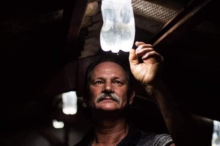 findhiong's tweet photo. This man has impacted millions of lives and most of us have probably never heard of him.

His name is Alfredo Moser and he brought 💡 to the world! 

A short 🧵 https://t.co/nvX3m6xpw4