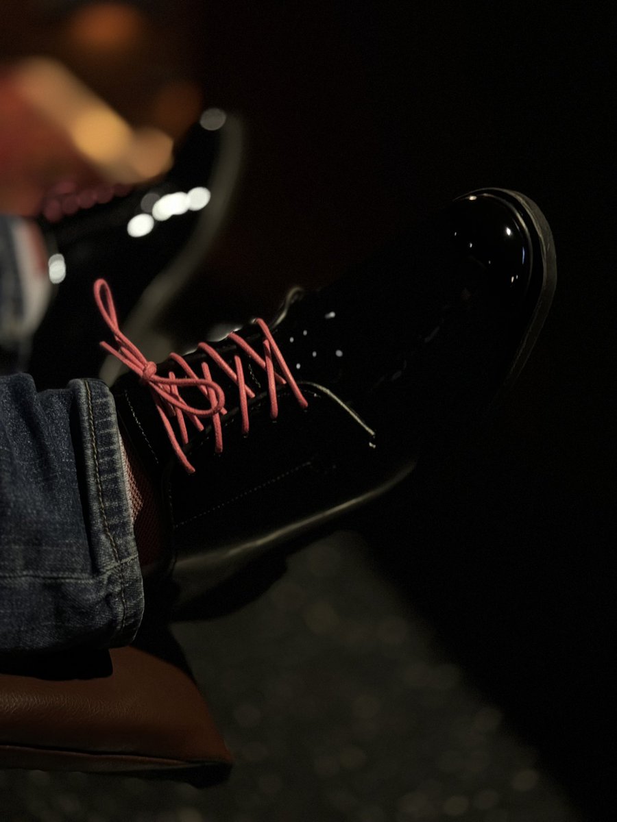 Blueishness's tweet photo. At the movies yet againβ¦ who wants to sit by me and have some shiny ass shoe fun?? π
#shinyshoes #shinyassshoes #shoeporn #dressshoes #menshoefetish #shinyshoesatthemovies #patentleathershoes #patentleather #pinklaces #nicelaces #glinting #shinyshoeporn https://t.co/en5JP5zX46