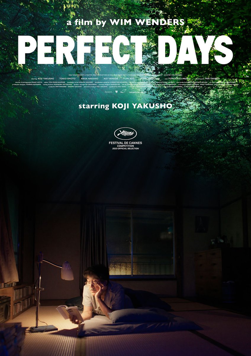 TarizSolis's tweet photo. Saat hidup sedang capek-capeknya & butuh tontonan yg menentramkan jiwa, Perfect Days adalah pilihan sempurna. Rasanya puitis sekaligus lembut, mendamaikan juga melegakan menyaksikan rutinitas harian seorang pembersih toilet umum yg menikmati hal-hal sederhana dalam hidupnya; langit pagi, pepohonan, berendam air panas, nongkrong di kedai, musik favorit & membaca buku sebelum tidur. 

Sebuah pengingat indah bahwa tak butuh hal besar & pencapaian hebat untuk mensyukuri hidup. Kita hanya perlu sesekali melambat ditengah kehidupan modern yg senantiasa bergegas, hadirkan pikiran di masa kini serta mengamati apa yg ada di sekitar.

Sensasi menontonnya seperti diajak istirahat sejenak lalu terdengar suara gemericik air & merasakan hembusan angin sepoi-sepoi yg hadirkan sensasi nyaman sekaligus tenang ❤️
