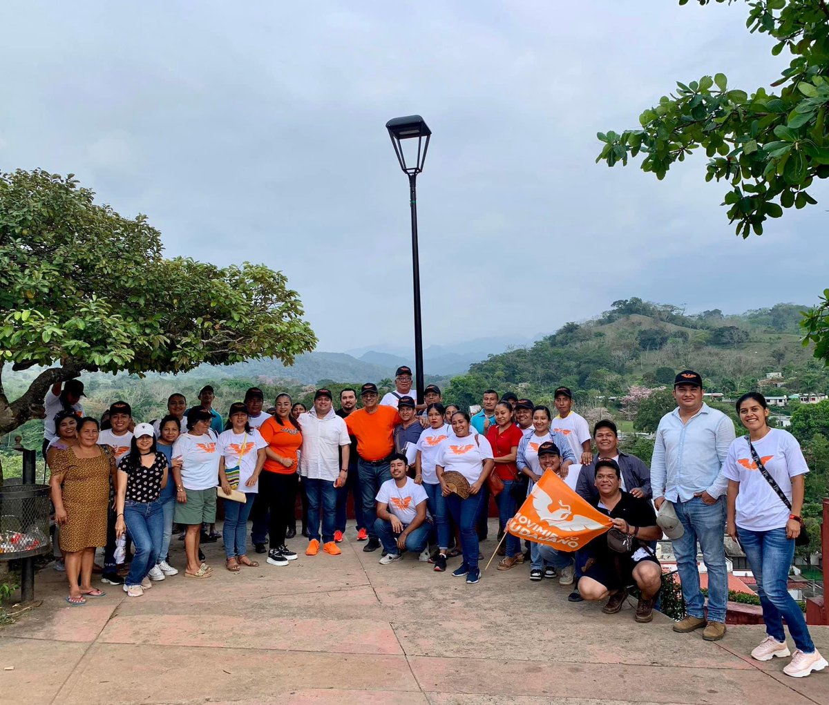 Hoy por la tarde estuve acompañado a mis amigos @RickiArcos y Rogelio Betancourt, candidatos a presidente y a Diputado local, caminamos la col. La loma en Tapijulapa, Tacotalpa y qué bonito se siente el cariño de mi querido Tacotalpa!!! 🍊🧡🍊🧡 #lasgestionescontinuarán