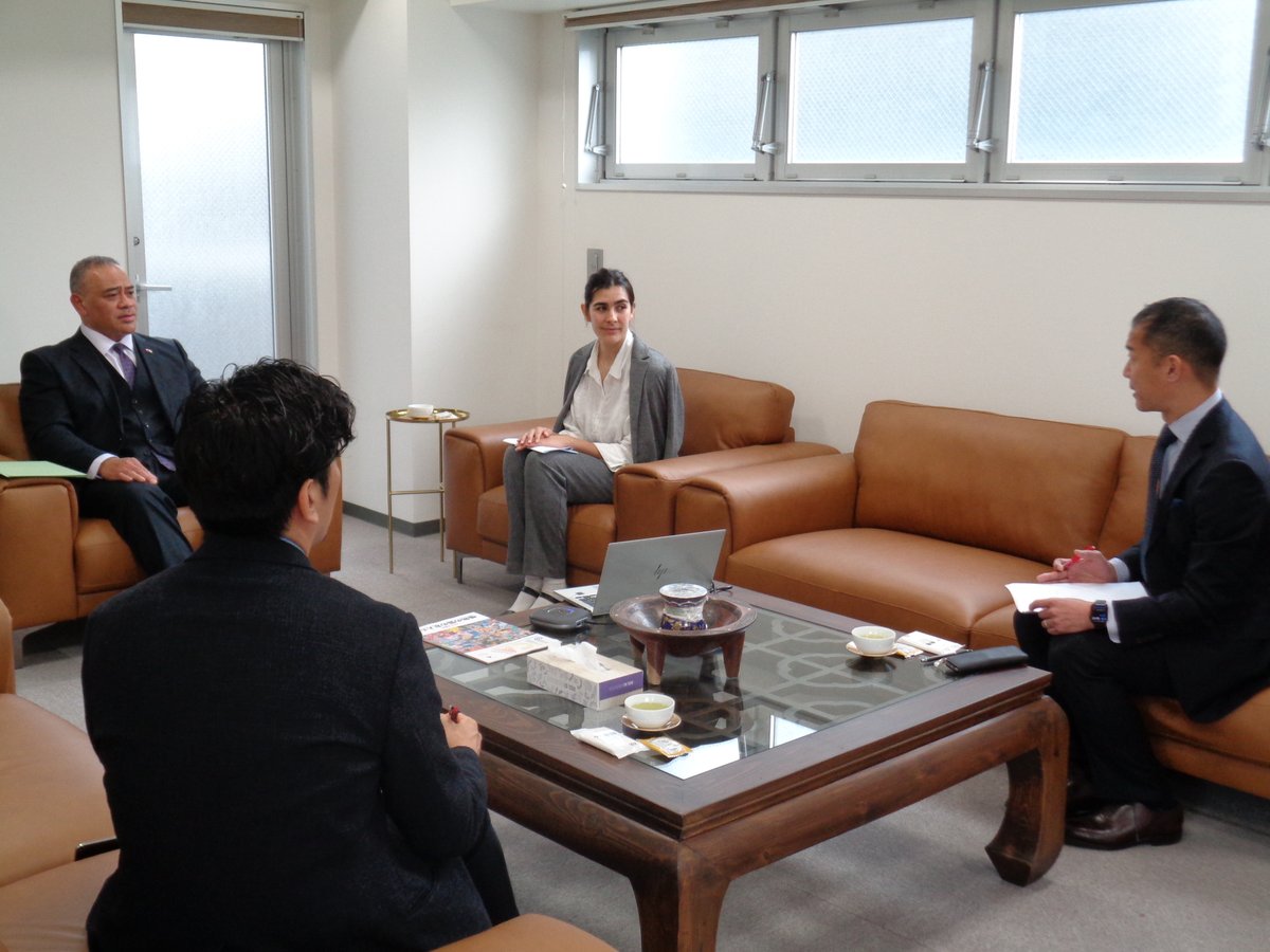 TongaEmbTokyo's tweet photo. マンギシ大使はJICAの広報誌JICAマガジンの取材を受けました。インタビューでマンギシ大使は、トンガ🇹🇴と日本🇯🇵そしてJICAの協力関係、自身の日本との繋がりやJOCVへの感謝や期待などを語りました。

#JICAMagazine #JOCVTonga https://t.co/WmSVI1xtYu