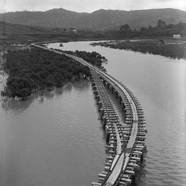 Now, that’s a photo 👍 This Friday, we’re heading back to 1923 with an epic view up Nihotupu Valley. The tramline you’re looking at snaked to the wharf on Big Muddy Creek at Parau. Construction materials used to build Upper Nihotupu Dam were sent on a barge ride across the…