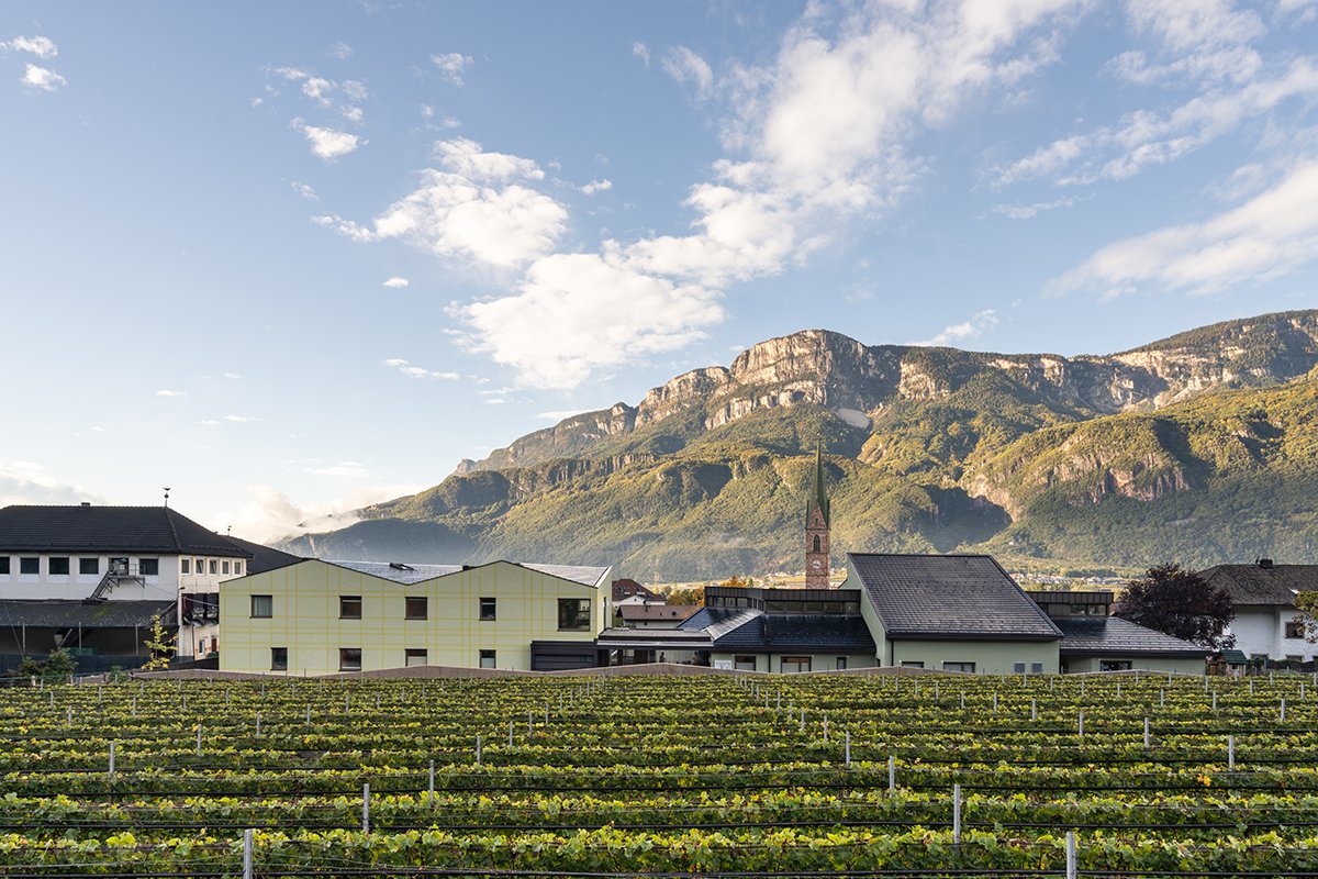 MoDusArchitects, İtalya’nın Terlano kasabasının dışında yer alan bir okul için ek bina tasarladı. Okul, Güney Tirol bölgesindeki Bolzano ve Merano şehirleri arasındaki Adige Vadisi’nde yer alıyor. arkitera.com/proje/tartan-s…