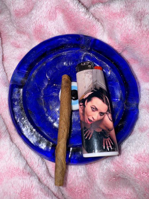 me &amp; a blunt 😮&zwj;💨 https://t.co/yTujBHK5vQ