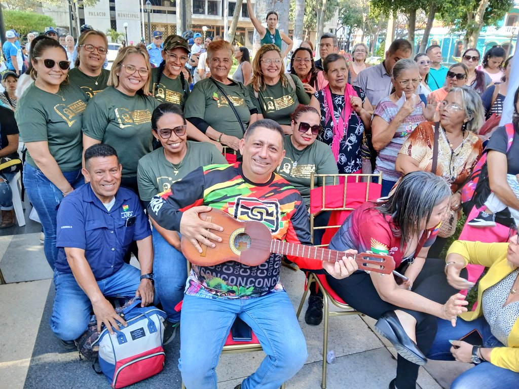 Educacionlara's tweet photo. #4Abr "Celebramos un instrumento que ha pasado de generación en generación para los venezolanos." Gob. Adolfo Pereira.

Somos #LaraPotenciaCultural, por eso celebramos el #DíaDelCuatro como sabemos, con el pueblo en la Plaza Bolívar de #Barquisimeto
🇻🇪 #VenezuelaAntiFascista https://t.co/dQqg3kvZFE