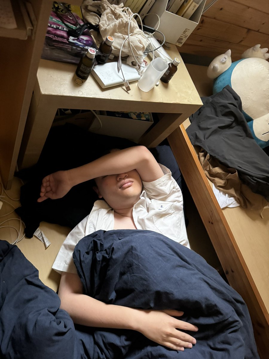 男人還在睡，我在讀德文，唉