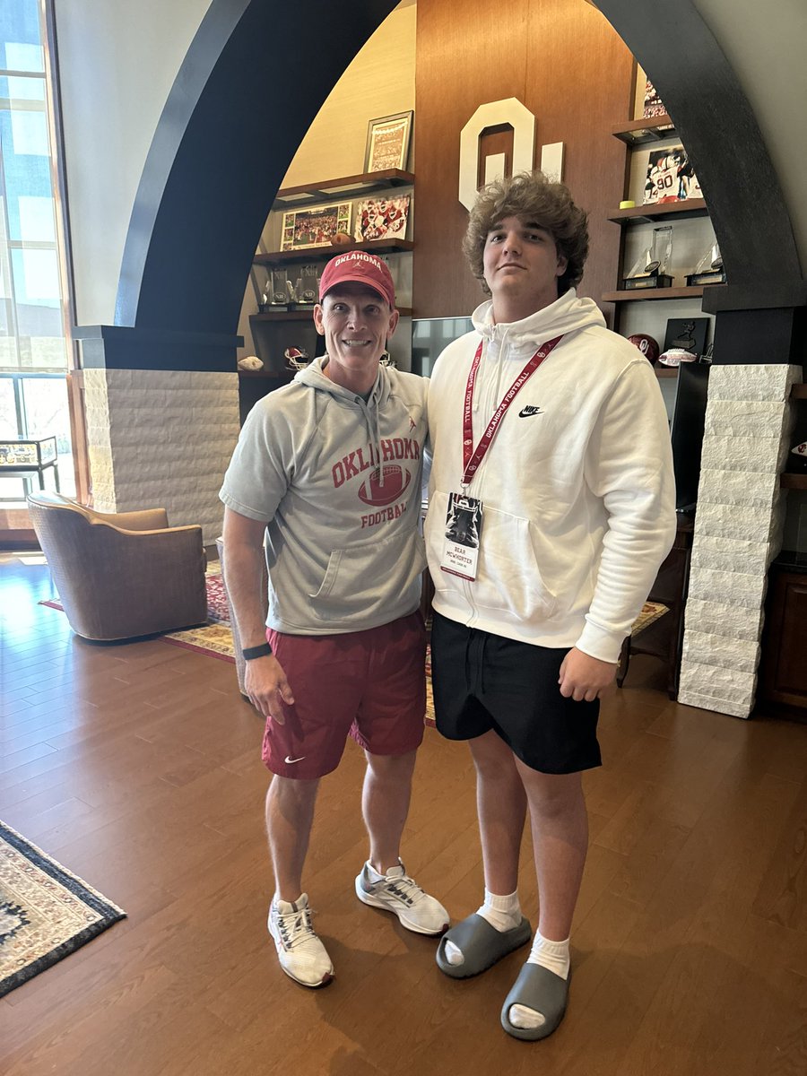 after a great conversation with @CoachVenables I am blessed to receive an offer from The University of Oklahoma ! #BoomerSooner 🤠 @OU_CoachB @OU_Football @Gates_CassHC @CoachMcWhorter @ConnorGates77 @Velocity_LS