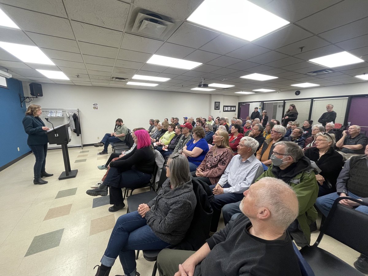 Packed room at the Medicine Hat Library tonight to hear @KathleenGanley’s ideas and to ask her questions until there are no more! Incredible to see a candidate running a campaign on actual solutions to the major challenges we face. #yxh #ableg #TeamGanley