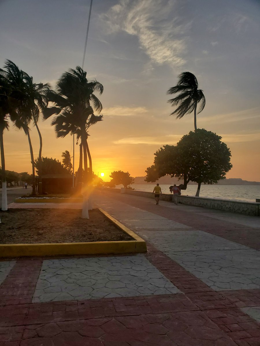 Militza04's tweet photo. El atardecer de hoy #lechería #playaloscanales https://t.co/g3K37LG23l
