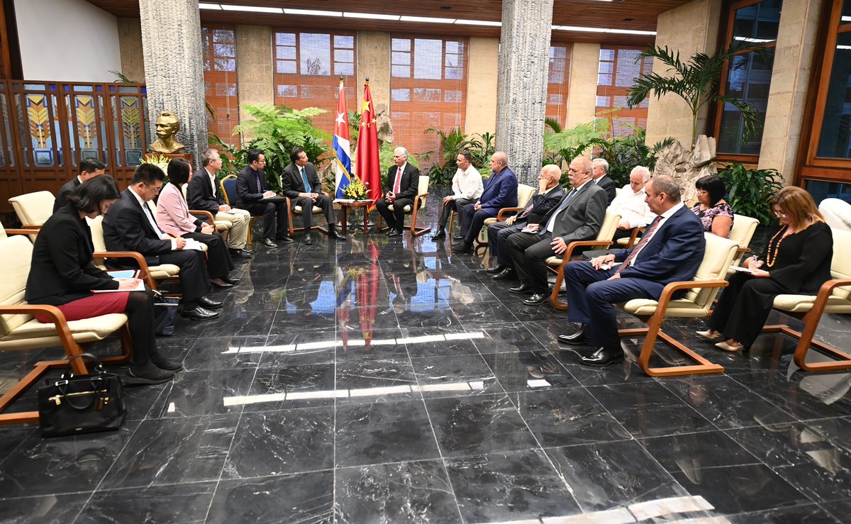 DiazCanelB's tweet photo. Recibí al compañero Luo Zhaohui, Presidente de la Agencia de Cooperación Internacional para el Desarrollo de #China, a quien agradecí por el apoyo solidario en materia de ayuda gubernamental,  lo cual es evidencia de la hermandad entre nuestras naciones.

#Cuba 🇨🇺 https://t.co/l0cdwI8T6t