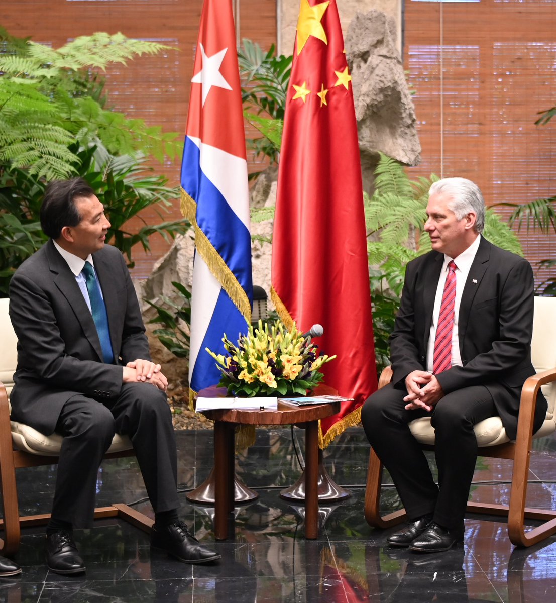 Recibí al compañero Luo Zhaohui, Presidente de la Agencia de Cooperación Internacional para el Desarrollo de #China, a quien agradecí por el apoyo solidario en materia de ayuda gubernamental, lo cual es evidencia de la hermandad entre nuestras naciones. #Cuba 🇨🇺