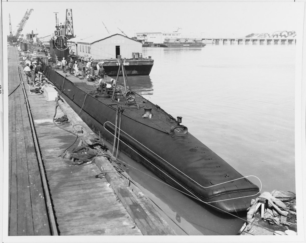 #TBT Barge YC-312 is alongside USS Porpoise (SS-172) at the Mare Island Navy Yard,California in 1942. White outlines mark recent alterations to Porpoise, among them a degaussing cable housing aft.📸Bureau of Ships Collection in the U.S. National Archives, @usnhistory#PacificSubs