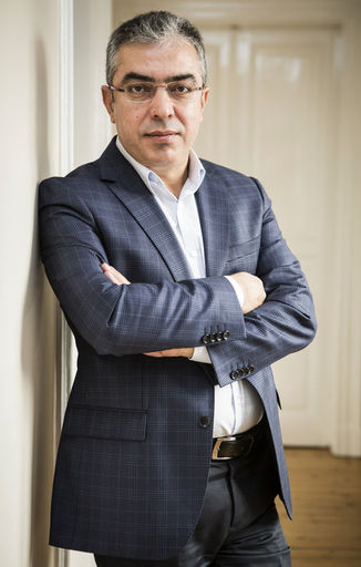 LokmnHokm's tweet photo. Kendi cümleleri ile Mehmet Uçum...
Yaptığı 'Van' paylaşımında "Devlet hadlerini bildirir" diyen Cumhurbaşkanı Recep Tayyip Erdoğan'ın Başdanışmanı ve Cumhurbaşkanlığı Hukuk Politikaları Kurulu Başkanvekili Mehmet Uçum'u biraz yakından tanımak için 01.02.2016 tarihinde GAZETE HABERTÜRK'ten Kübra PAR'a verdiği röportajdan bazı bölümleri okuyalım.
🖍️Solcu olarak AK Parti ve Erdoğan’a mesafeli bakmıyor muydunuz?
Hayır. Latin Amerika solculuğuna yatkındım. Modern Batı solculuğu dindarları gerici olarak görür. Latin Amerika solcuları ise meseleyi dindarlarla birlikte toplumu değiştirme üzerine kurar. İnanç olgusu ve dindarlık kaçınılmaz bir gerçektir. Bu değerleri dışlayarak sol politikalar üretemeyiz.