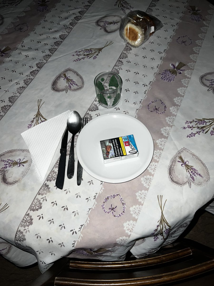 Mia nonna è anziana e ormai sta iniziando a svalvolare, quindi lascia sempre la tavola apparecchiata in caso io, anche alle 03:00 del mattino, abbia fame, non mi aspettavo però di trovare anche il piatto pieno.