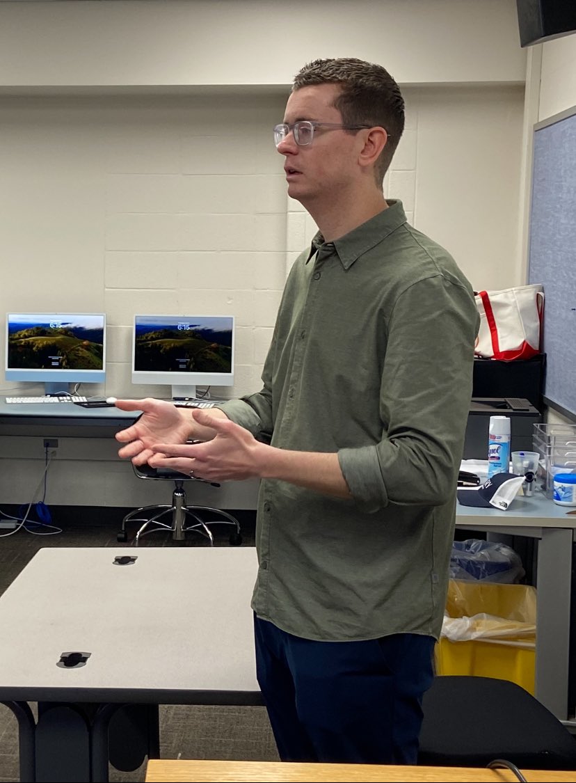 Thanks so much to @PhillyInquirer reporter @matt_breen for visiting our @TUKleincollege Advanced Sports Reporting class. The guy knows how to craft a story — and provide guidance about WrestleMania pitches!