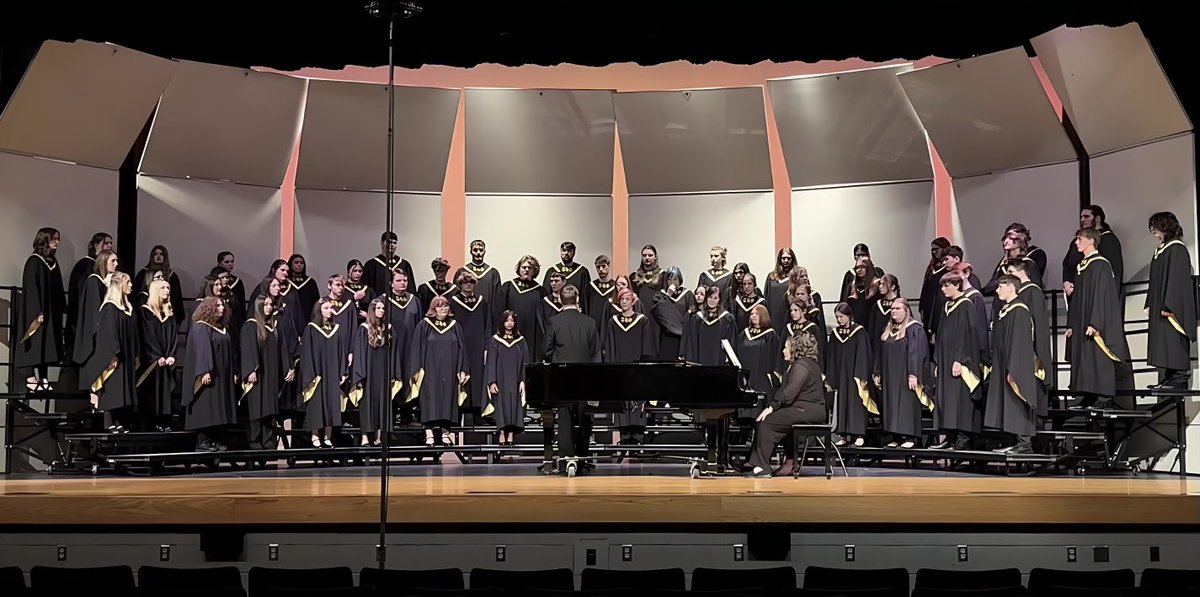 trentonr9choir's tweet photo. Today was a historic day for THS Choir. For the first time, THS took 4️⃣ performing ensembles to large group contest. 

And EVERY. SINGLE. ONE. came home with an EXEMPLARY rating. 🥇🥇🥇🥇

#GoBulldogs https://t.co/iVEltkpORX