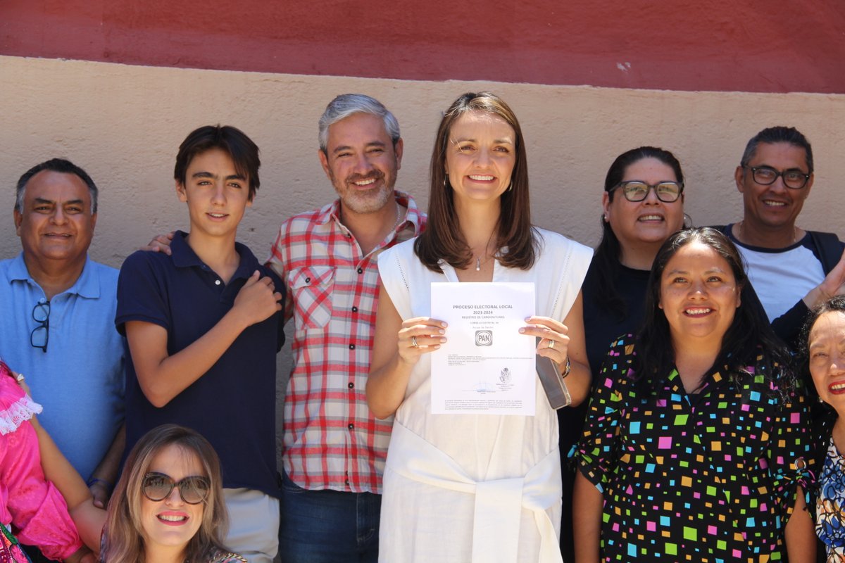 AnaPaolaLopezB's tweet photo. ¡Es oficial! Mi registro como candidata a diputada local del distrito 4, es un paso más en este camino que hemos recorrido UNIDOS. Quiero seguir representando #ElPoderDeTuVoz, trabajando en equipo gobierno y sociedad. Gracias por tu apoyo y confianza. ¡Vamos por todo!🫶📄 🖇️ https://t.co/Z3NO34btWs
