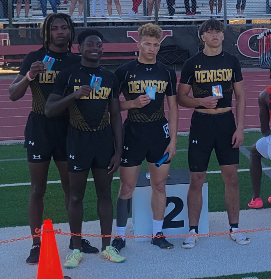 District 13-5A final: @KellyKenyan @M_Kennedy2248 @KadenDSanders and Thomas Rendon setting a season best at 41.74 and taking the 🥈Hard work is paying off and peaking at the right time. Area in Lancaster next week!