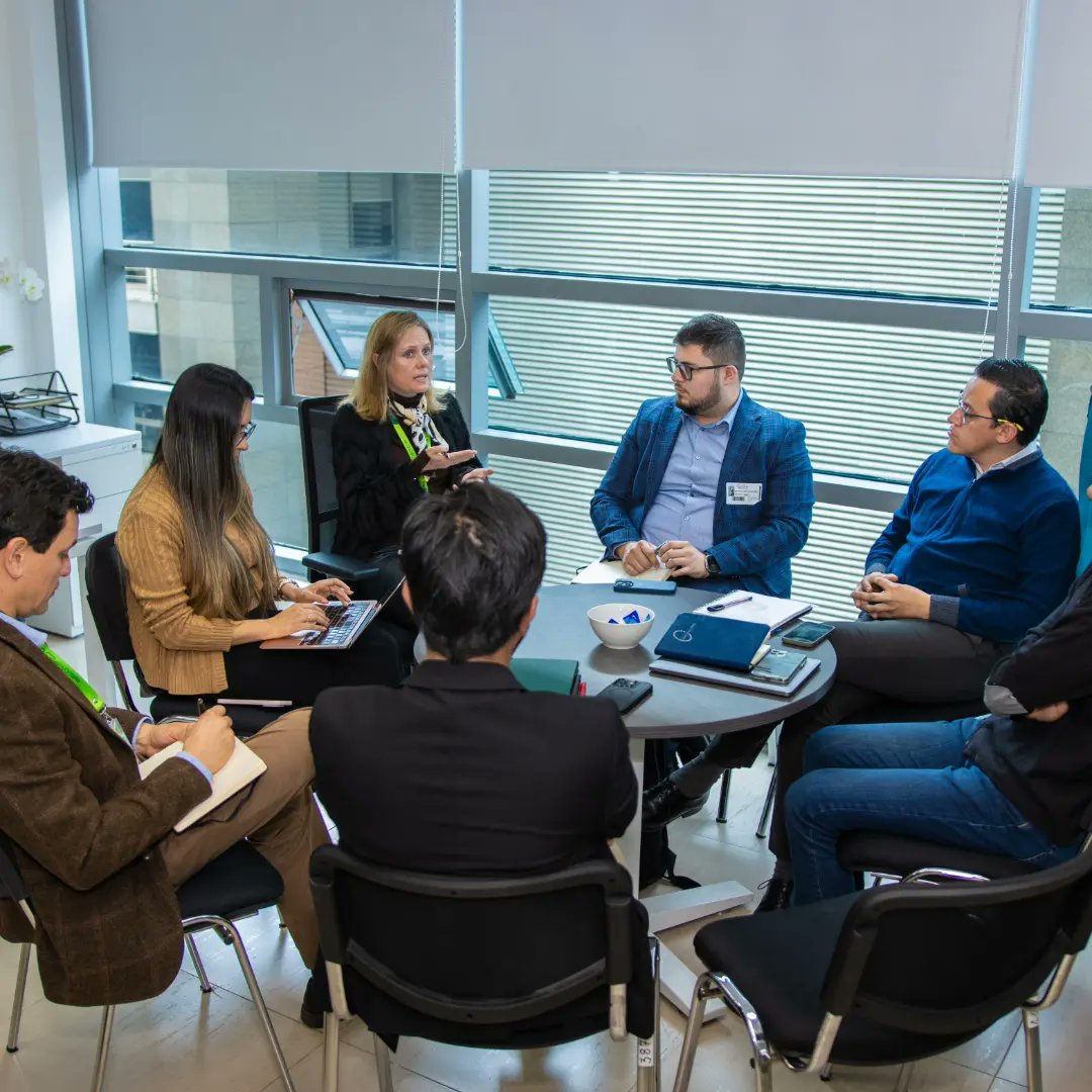 CundinamarcaGob's tweet photo. #Movilidad. Con el propósito de coordinar esfuerzos en la planificación de espacios alrededor de las estaciones de proyectos estratégicos, la Secretaría de Movilidad acudió a la invitación hecha por la Empresa de Renovación y Desarrollo Urbano de Bogotá, #RenoBo, https://t.co/BBOxOE6kxh