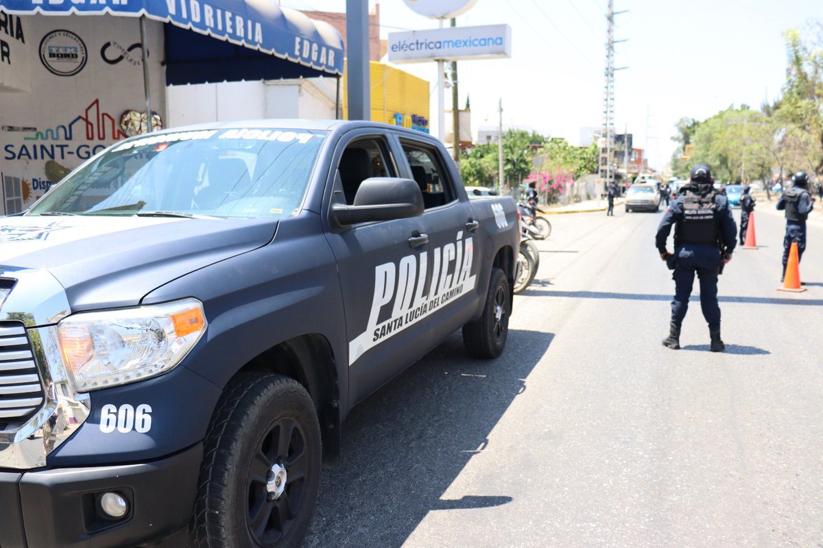 La seguridad la hacemos todas y todos en Santa Lucía el Camino, por ello, continuamos realizando operativos de revisión para prevenir cualquier tipo de delitos (Unidades robadas) o que gente armada circule en nuestro municipio. Les recuerdo que no son para realizar ninguna
