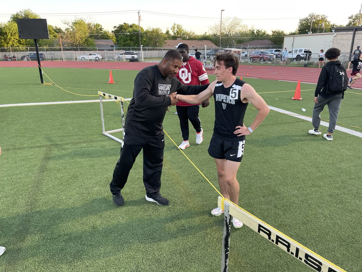 vandytrack's tweet photo. Landon Kempema does it again!  2nd place and a new PR in the 400! https://t.co/hvyjudClAC