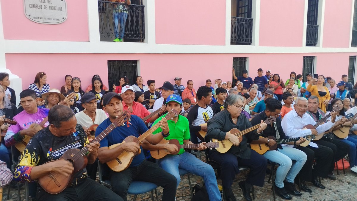 minculturao's tweet photo. 04/04 de 2024 Día Nacional del Cuatro, desde Ciudad Bolívar, Plaza Bolivar,  Casa Congreso de Angostura, Maestros del Cuatro, ejecutantes, estudiantes y niños iniciados celebran como una sola Familia este gran Logro.
@NicolasMaduro
@VillegasPoljak 
@ignaciobarreto 
@MaryPemjean https://t.co/77sLJCuZ8G