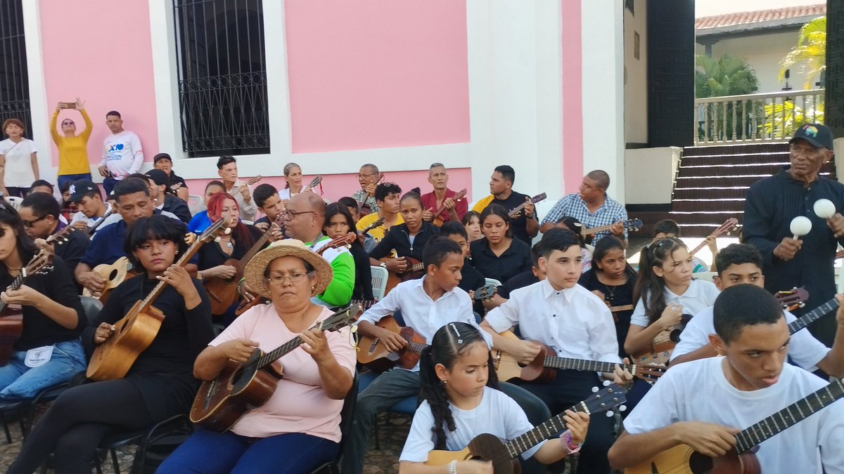 minculturao's tweet photo. 04/04 de 2024 Día Nacional del Cuatro, desde Ciudad Bolívar, Plaza Bolivar,  Casa Congreso de Angostura, Maestros del Cuatro, ejecutantes, estudiantes y niños iniciados celebran como una sola Familia este gran Logro.
@NicolasMaduro
@VillegasPoljak 
@ignaciobarreto 
@MaryPemjean https://t.co/77sLJCuZ8G