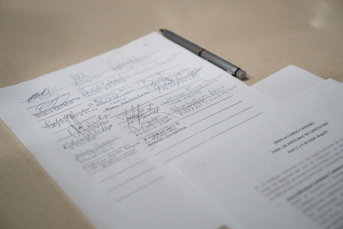 MinAgricultura's tweet image. ¡La #ReformaAgrariaCafetera ya es una realidad! ☕️Firmamos el Gran Acuerdo Cafetero con las asociaciones y cooperativas de todo el país y las entidades adscritas al #MinAgricultura. ✊🏾💪🏾Juntos avanzaremos en el desarrollo económico, social y popular de las y los productores del…