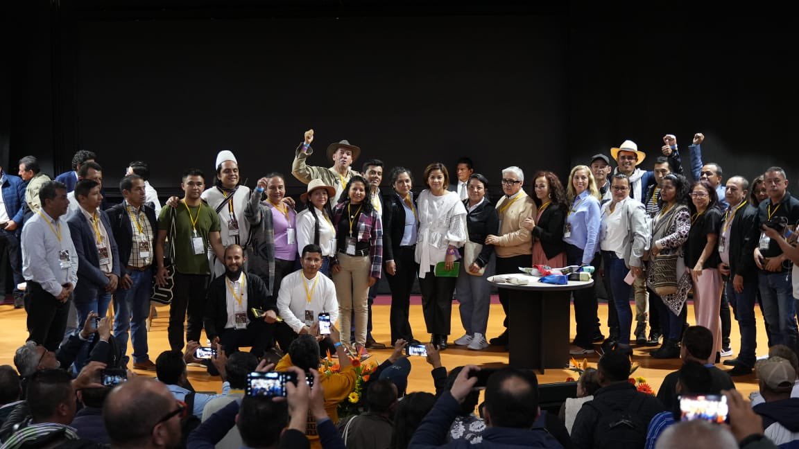 MinAgricultura's tweet image. ¡La #ReformaAgrariaCafetera ya es una realidad! ☕️Firmamos el Gran Acuerdo Cafetero con las asociaciones y cooperativas de todo el país y las entidades adscritas al #MinAgricultura. ✊🏾💪🏾Juntos avanzaremos en el desarrollo económico, social y popular de las y los productores del…