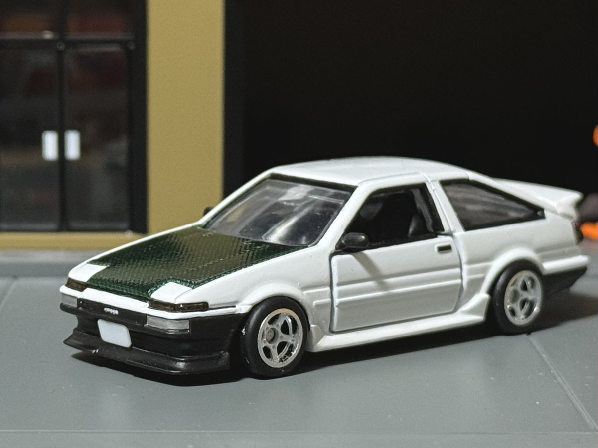 Kametanus's tweet photo. トミカプレミアム　改
AE86 スプリンタートレノ
ドリキン土屋圭市 仕様　完成です。

この世で一番イカしたハチロク。
欲しかったので作っちゃいました。

元のキャストの良さを最大限活かしつつ、後期型に作り替えながら「ハチロクらしさ」を各所にプラスしてみました。

ツリーに続きますので何卒。 https://t.co/jVEauIRqsM